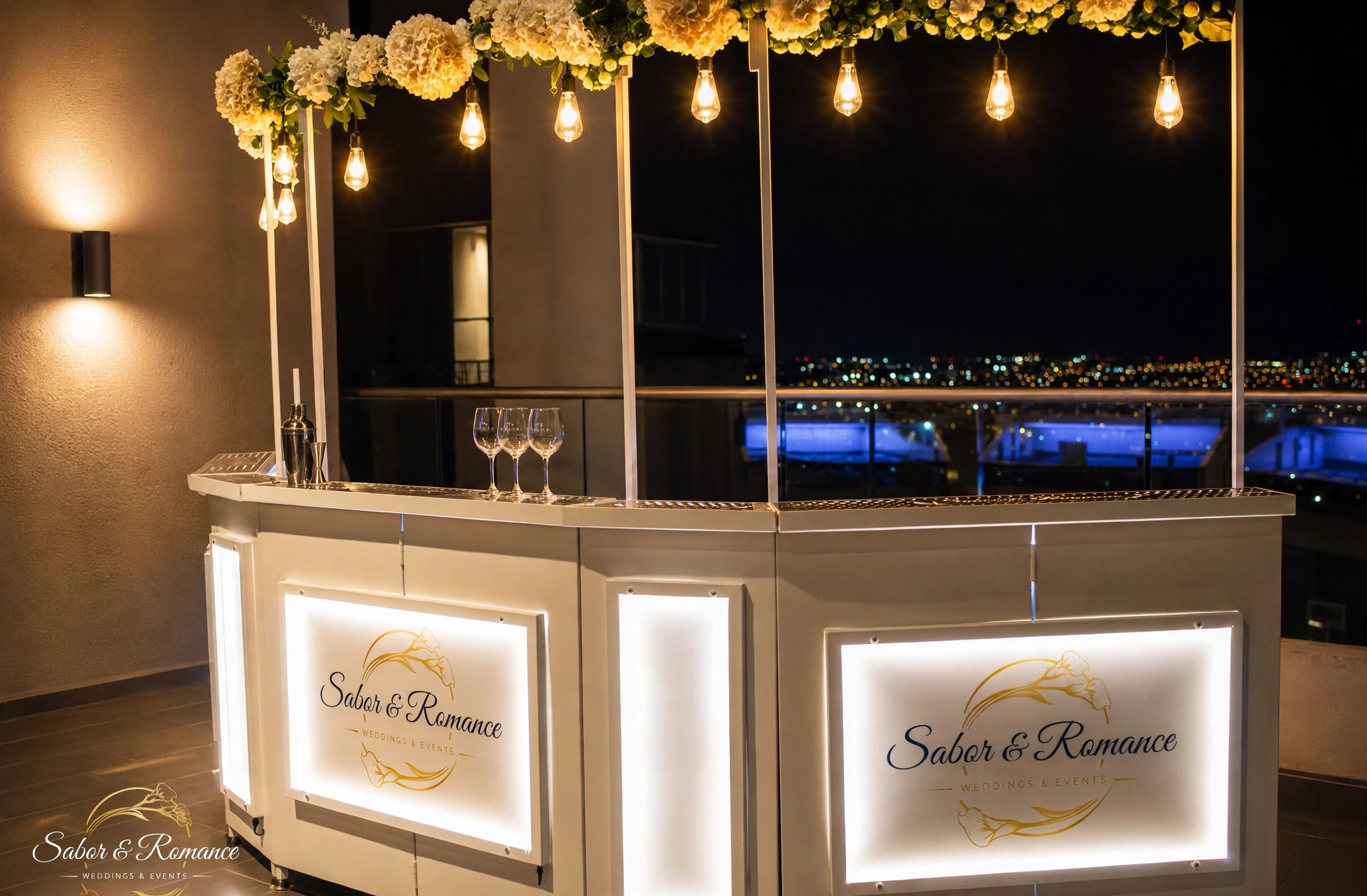 Barra iluminada en terraza con vista nocturna a la ciudad