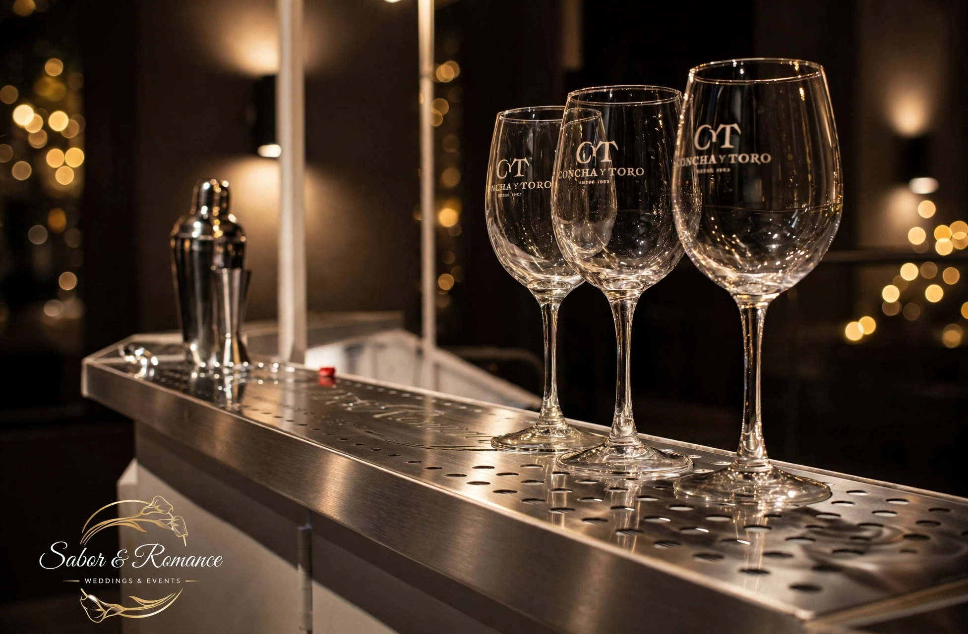 Copas de vino sobre la barra de acero